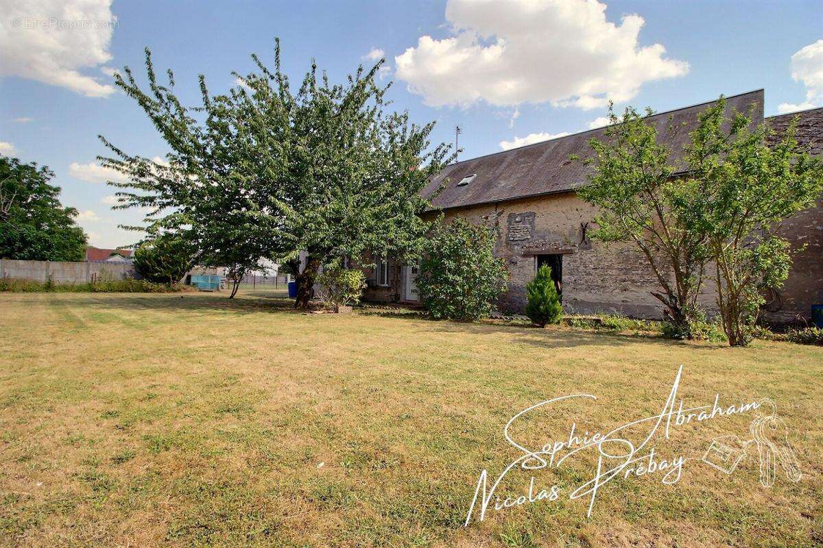 Maison en pierres, granges attenante et dépendances, terrain - photo 12