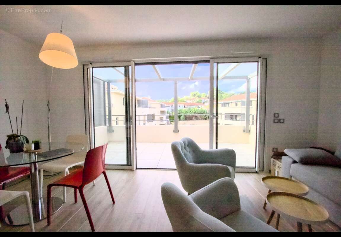 Appartement à vendre 2 pièces  dernier étage terrasse ascenseur et garage AIX EN PROVENCE (13) - photo 3