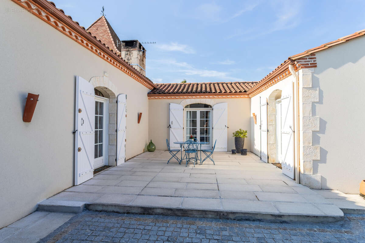 Propriété de campagne avec piscine, annexe, terrain, garage et lac - photo 52