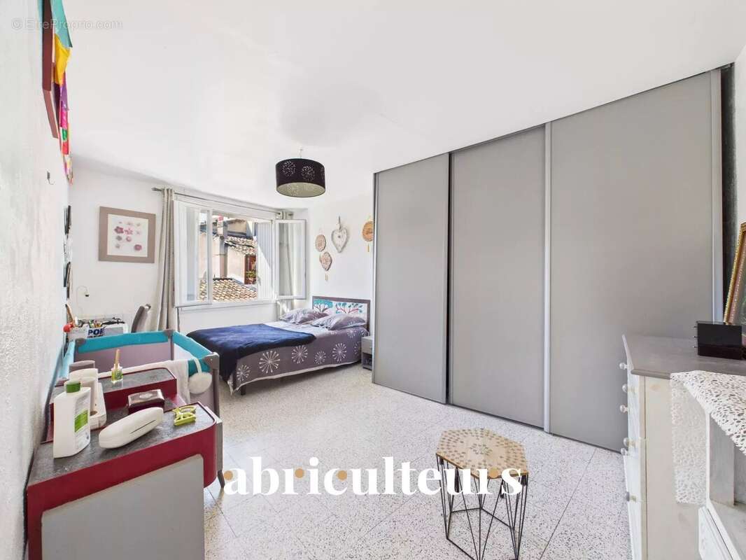 Maison à LA ROQUE-D&#039;ANTHERON