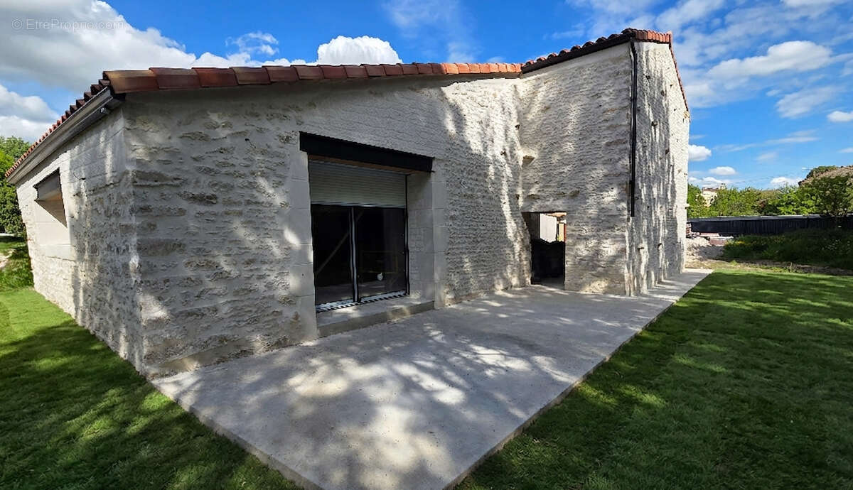 Charentaise de caractère entièrement rénovée - Proche Surgères - photo 2
