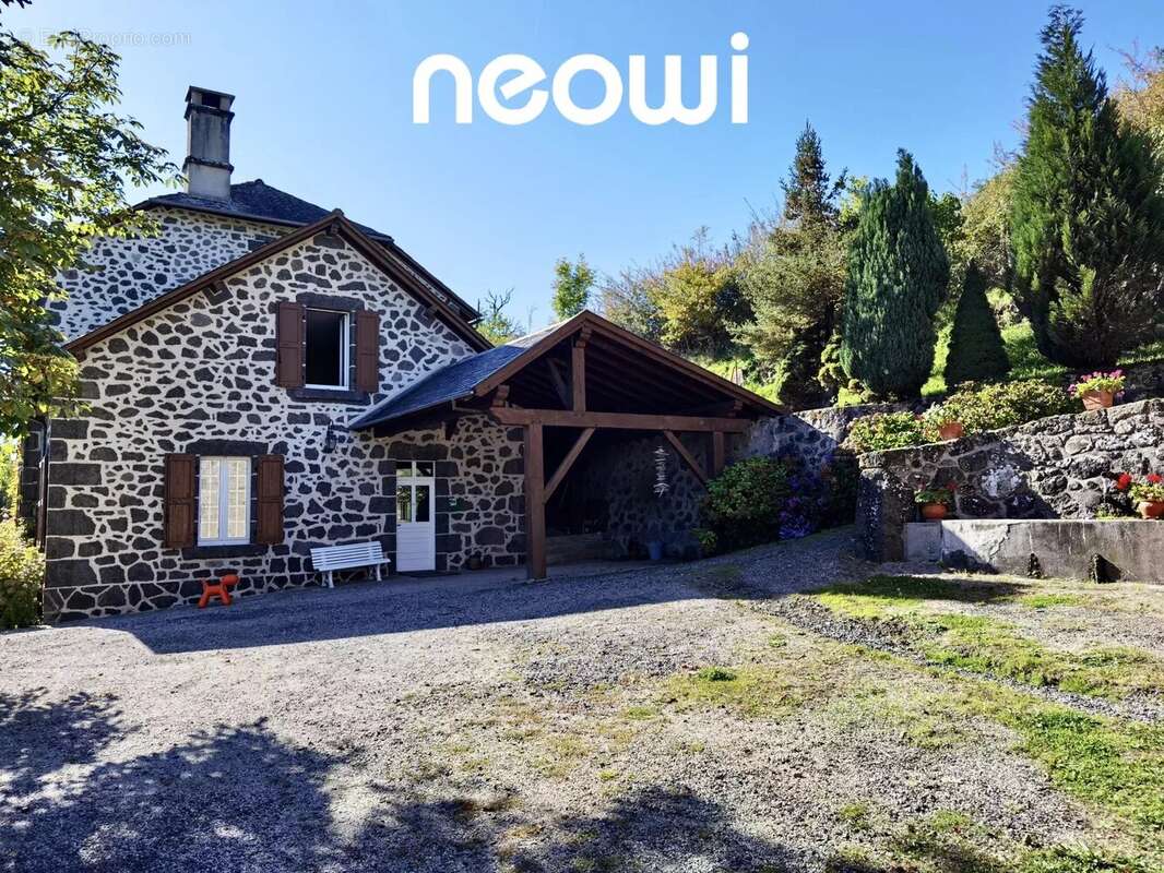 Maison à VIC-SUR-CERE