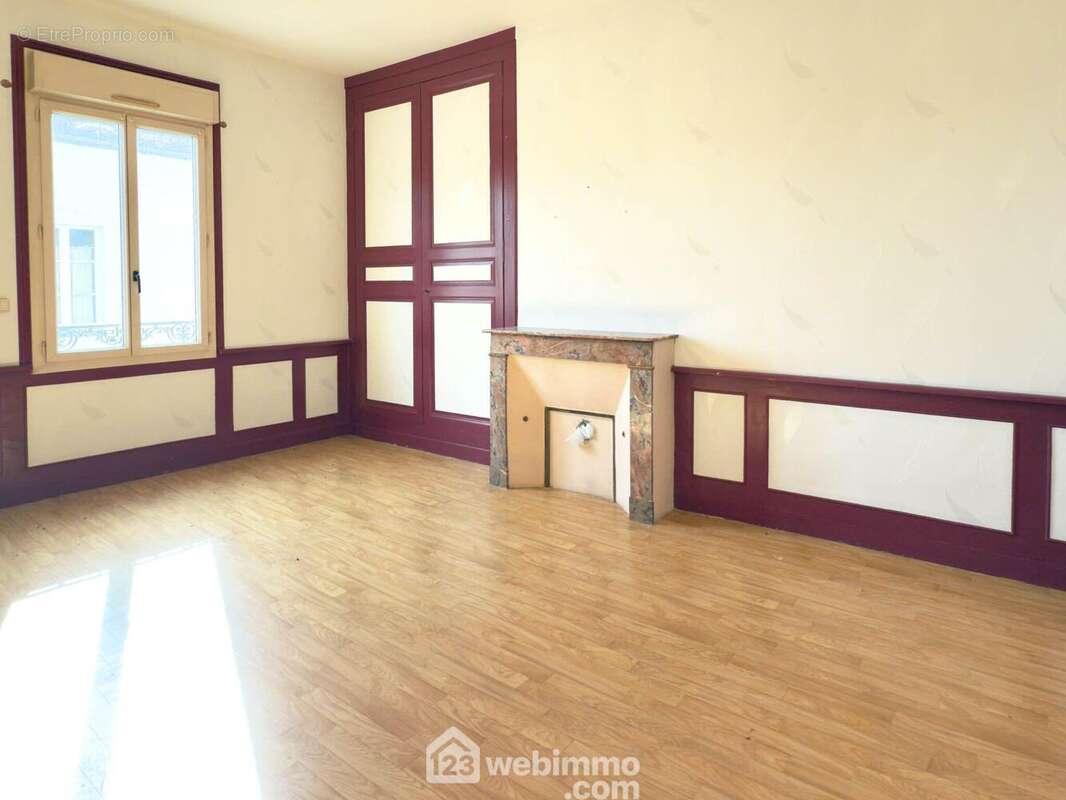 A l&#039;étage le palier distribue une chambre spacieuse... - Appartement à MAZE