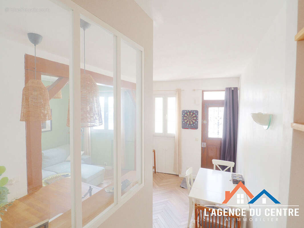 Maison à CHANTELOUP-LES-VIGNES