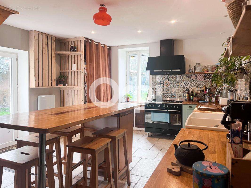 Maison à SAINT-LAURENT-DE-LA-PREE