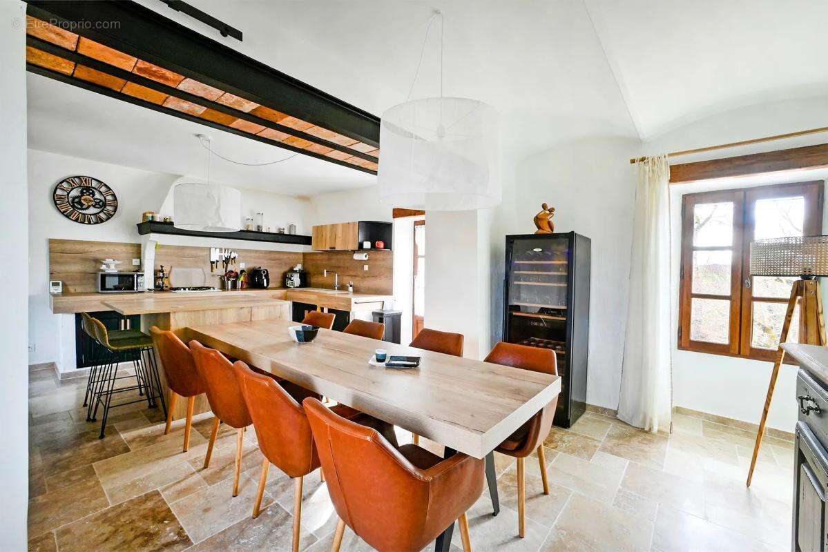 Maison à SAINT-JEAN-DE-MARUEJOLS-ET-AVEJAN