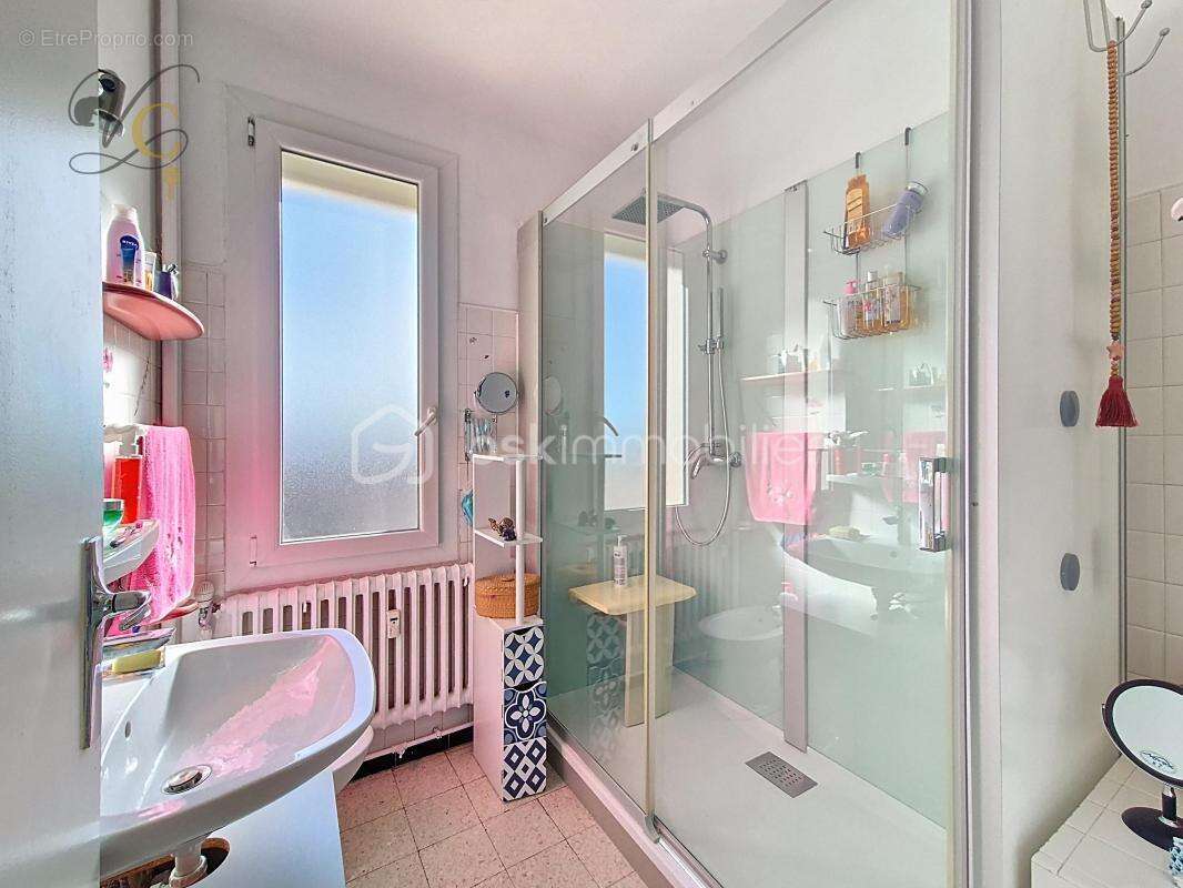 Appartement lumineux au dernier étage avec terrasse et parking sécurisé - photo 12