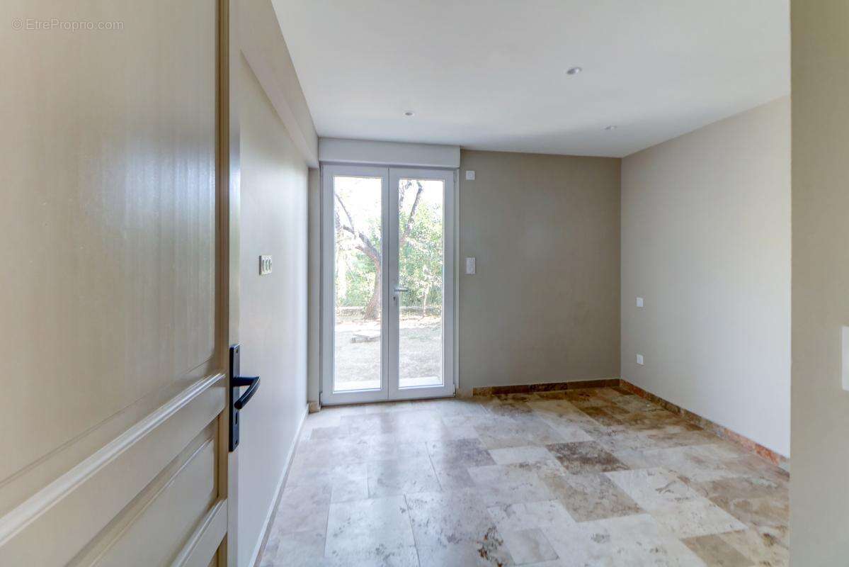 Maison 4 pièces avec piscine - MOUGINS - photo 13