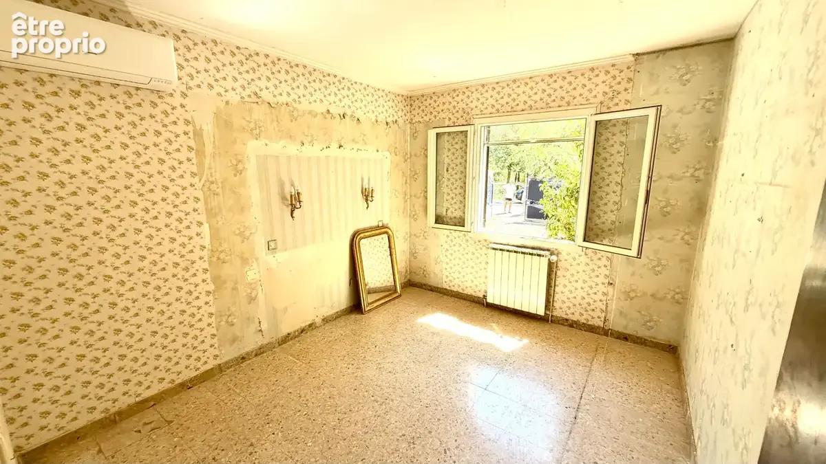 Maison de plain pied sur 428 m² de jardin clos et arboré. - photo 12