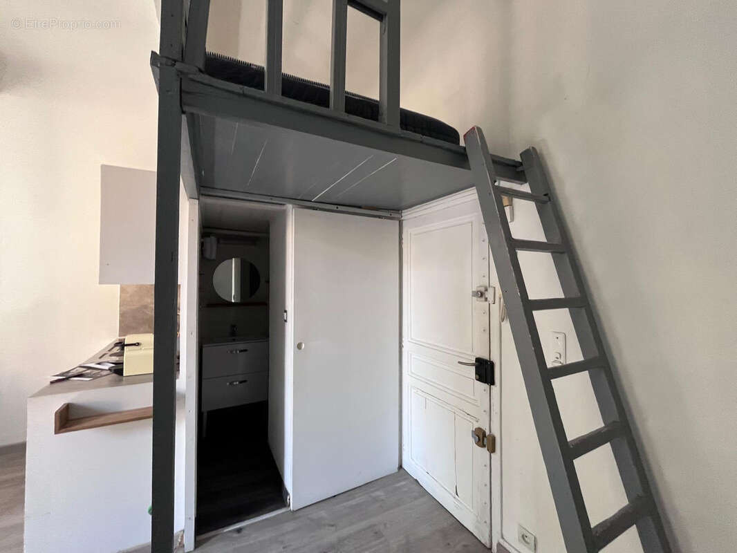 Place de la mairie - parfait studio meuble de 22 m2 av mezzanine - 199 500 € fai - photo 2