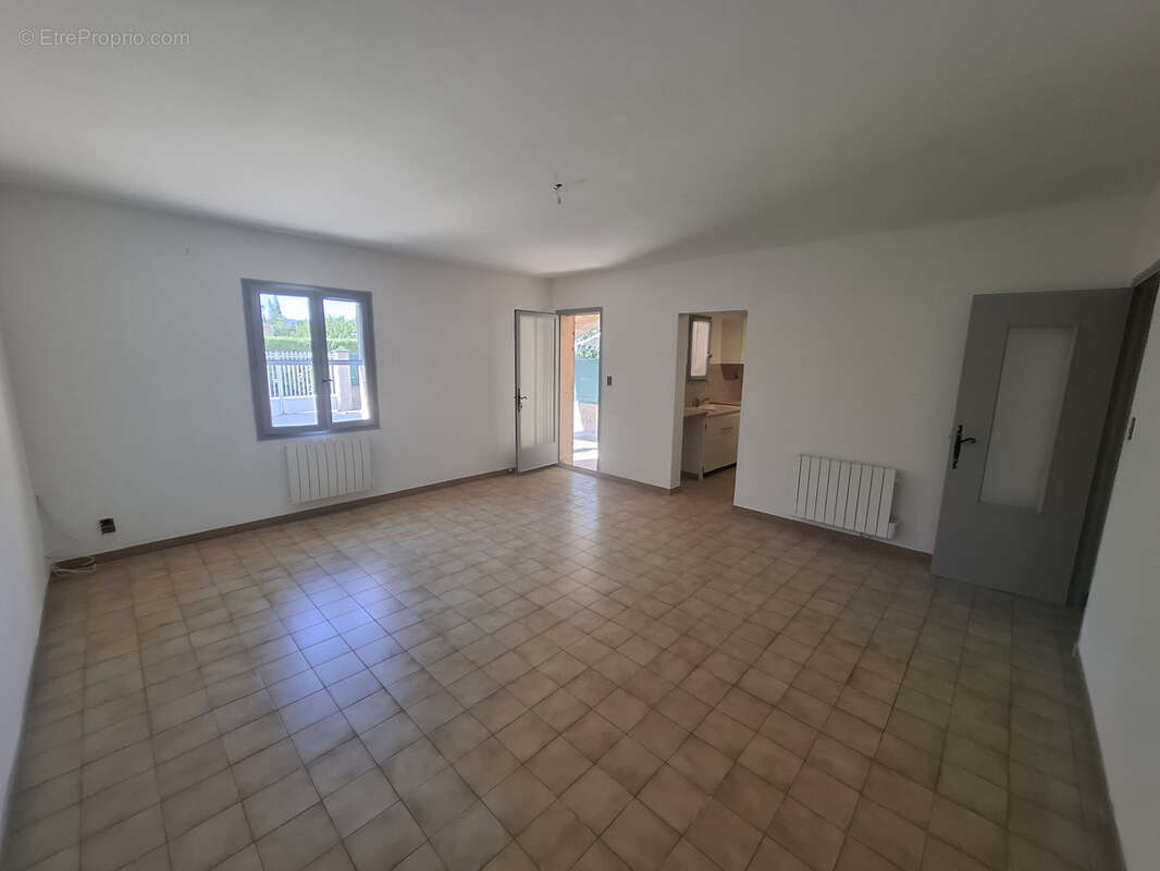 Maison de plain-pied avec cour et parking - photo 2