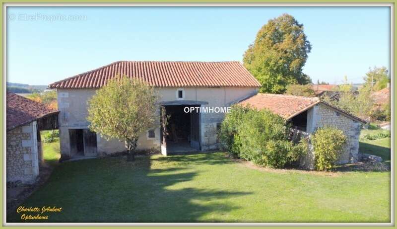 Maison à MONTMOREAU-SAINT-CYBARD