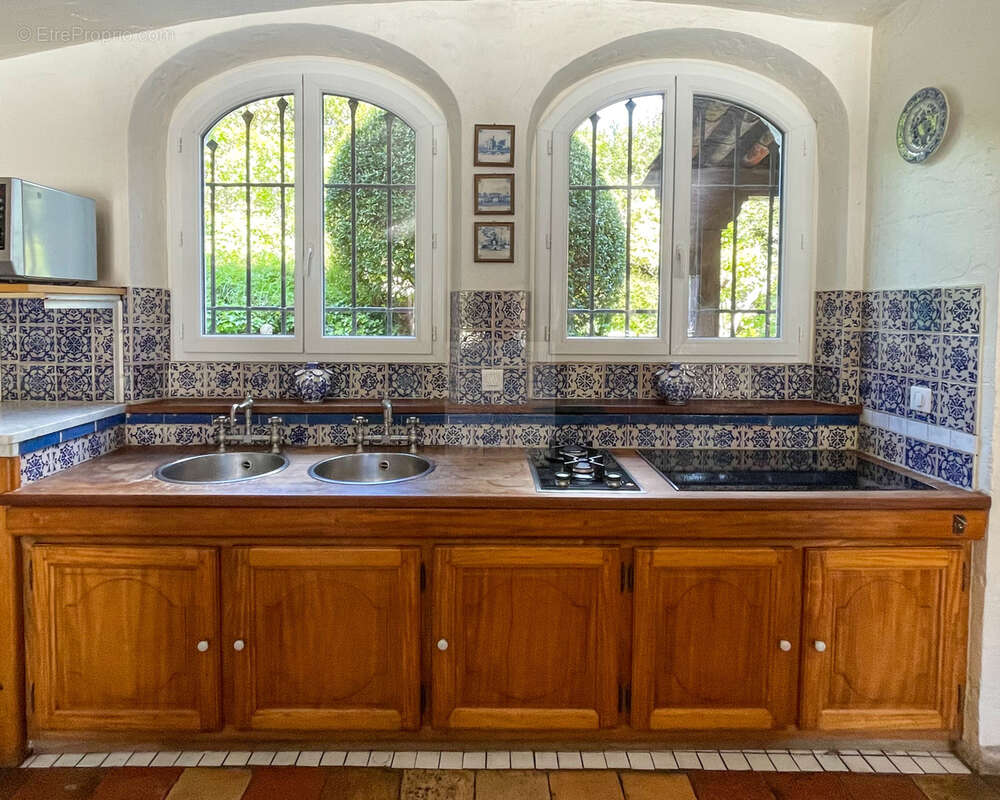 Superbe propriété - 437m2 - Domaine fermé - photo 9