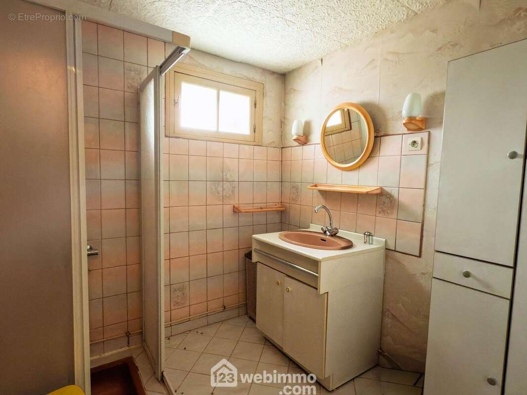 ...une salle de douche et un wc séparé. - Maison à MAZE