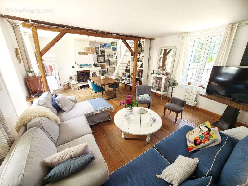 Maison à VALLANGOUJARD