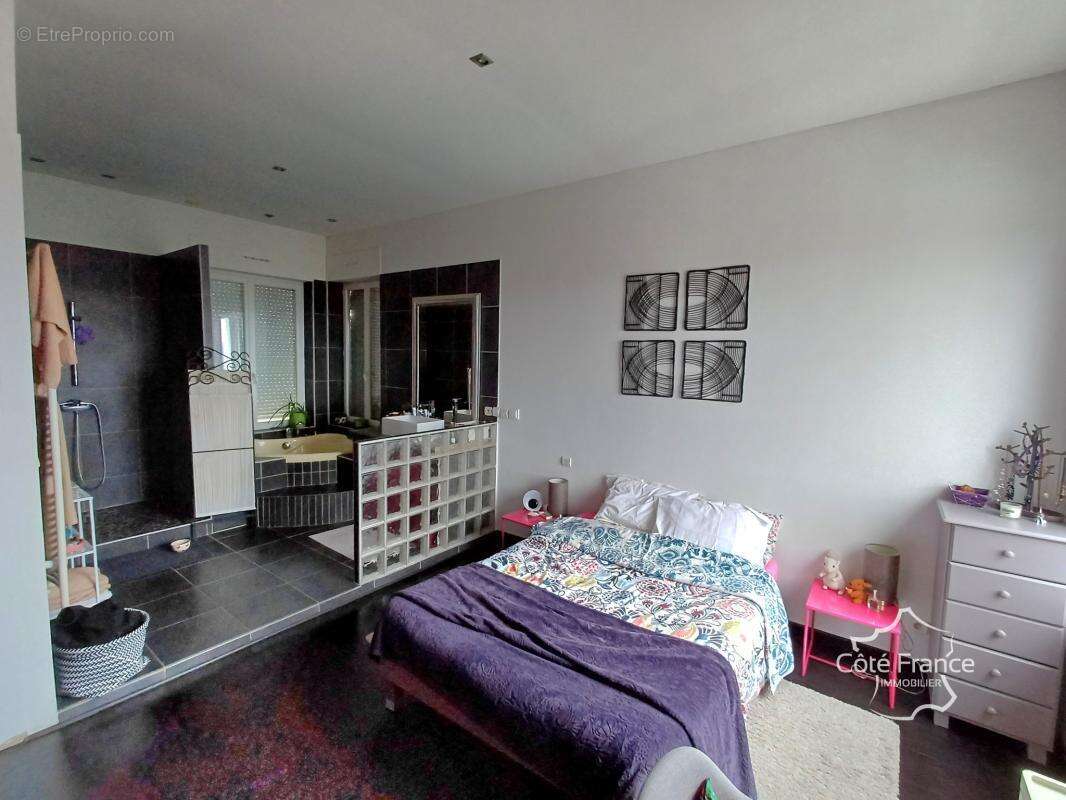 Loft de 129 m2 entièrement rénové, comprenant 4 pièces, dont - photo 4
