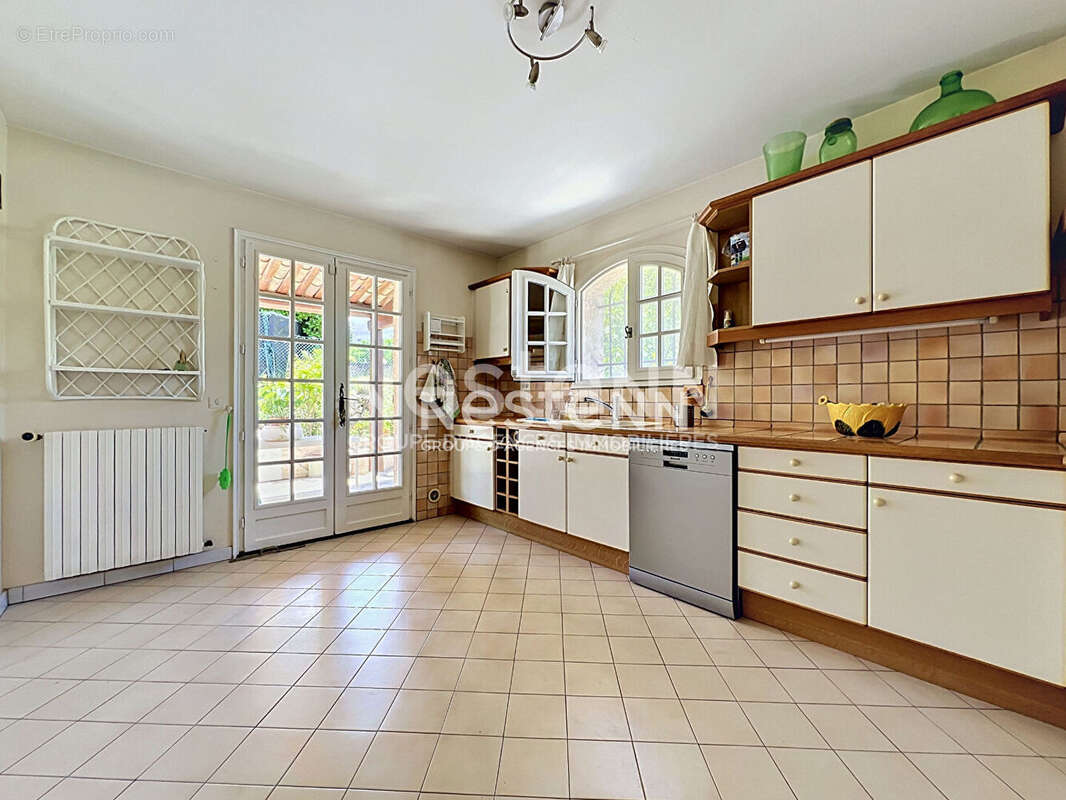 Golfe-Juan - Maison 5P 126 m² + Appartement indépendant 3P 98 m² - Terrain 1 480 m² - Sous-sol 70 m² - Parkings - Proche mer - photo 9