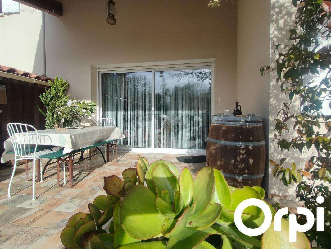 Maison à SAINT-LAURENT-DE-LA-PREE