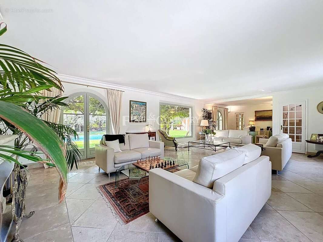 Maison à CHATEAUNEUF-GRASSE