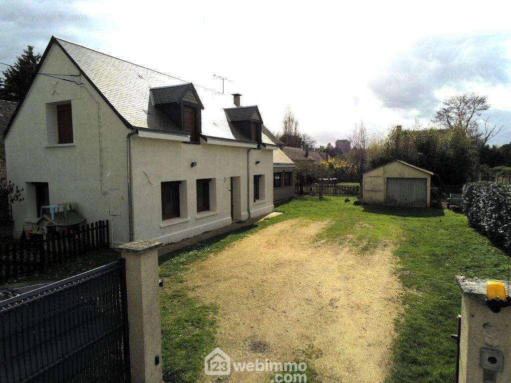 Sur un terrain entièrement clos, maison familiale avec matériaux de qualité. - Maison à NAINTRE