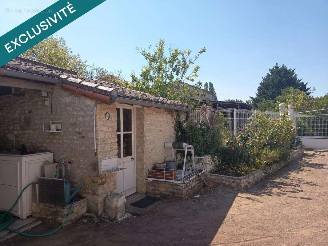 Maison 94 m² à Angliers  - photo 4