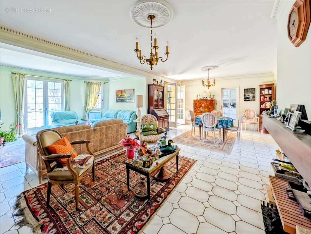 Maison 180 m² à Saint-Cyr-L'ecole  - photo 2