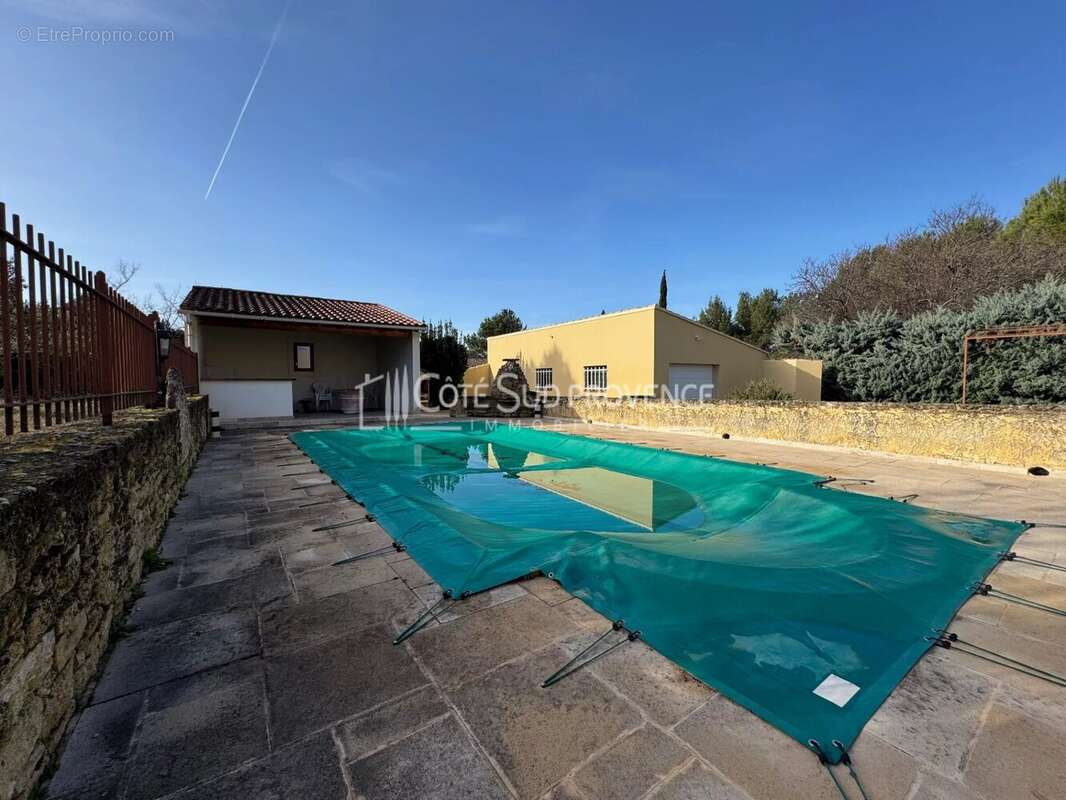 Maison à LA ROQUE-SUR-PERNES