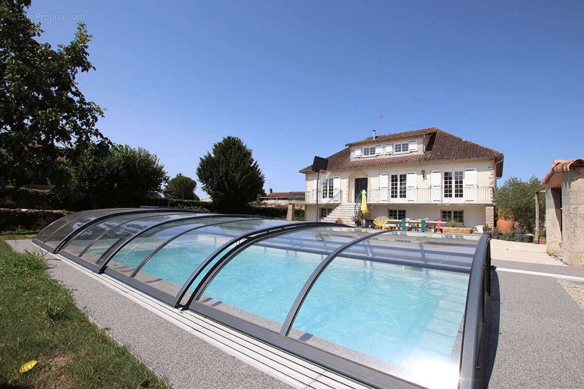 Maison 5 à 7 chambres dans le bourg de Vouillé - photo 18
