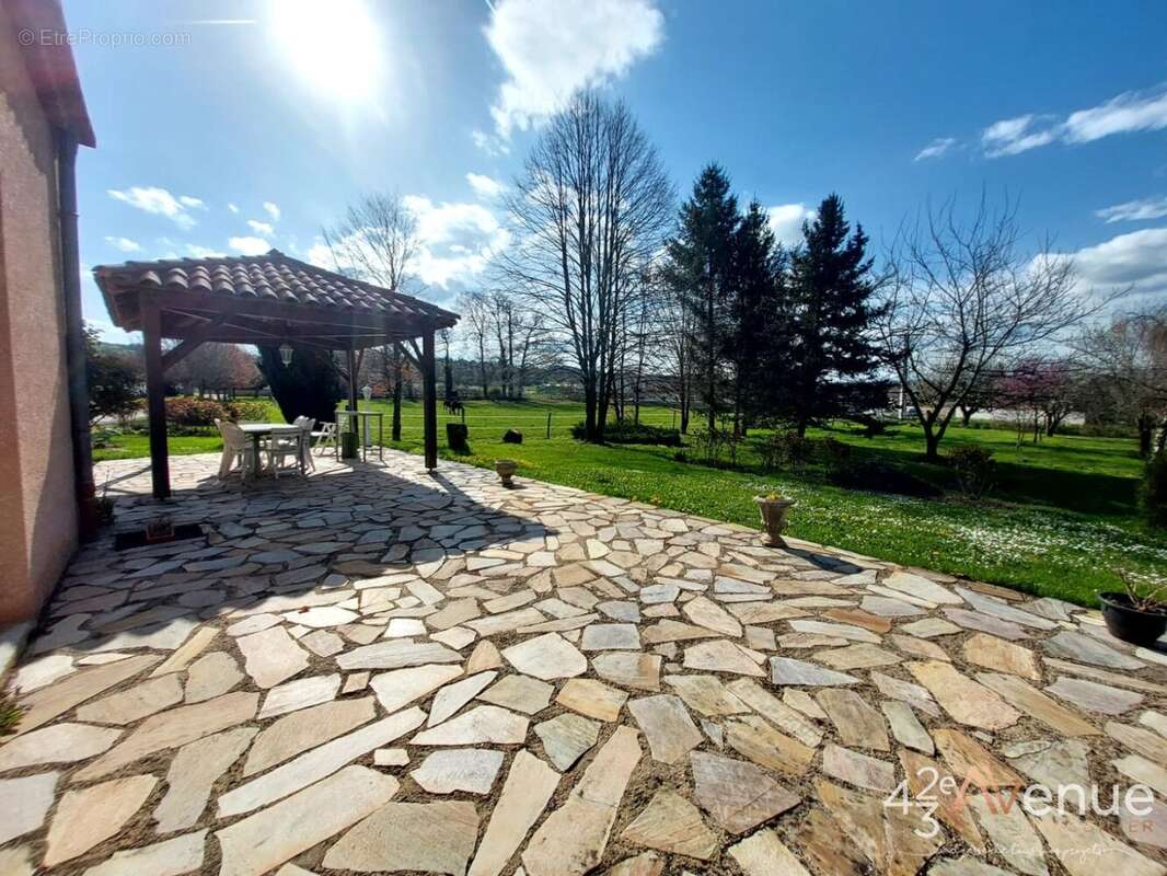 Maison à SAINT-BONNET-LES-OULES