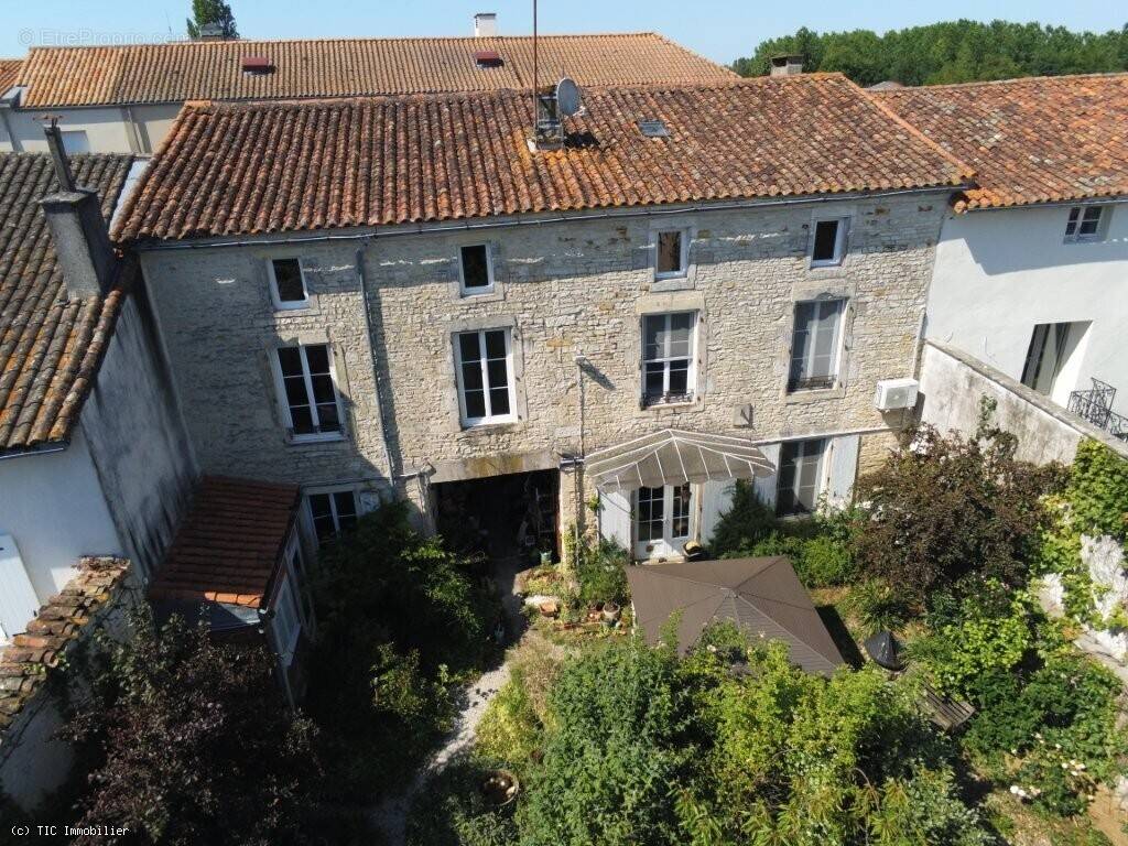Maison à AIGRE
