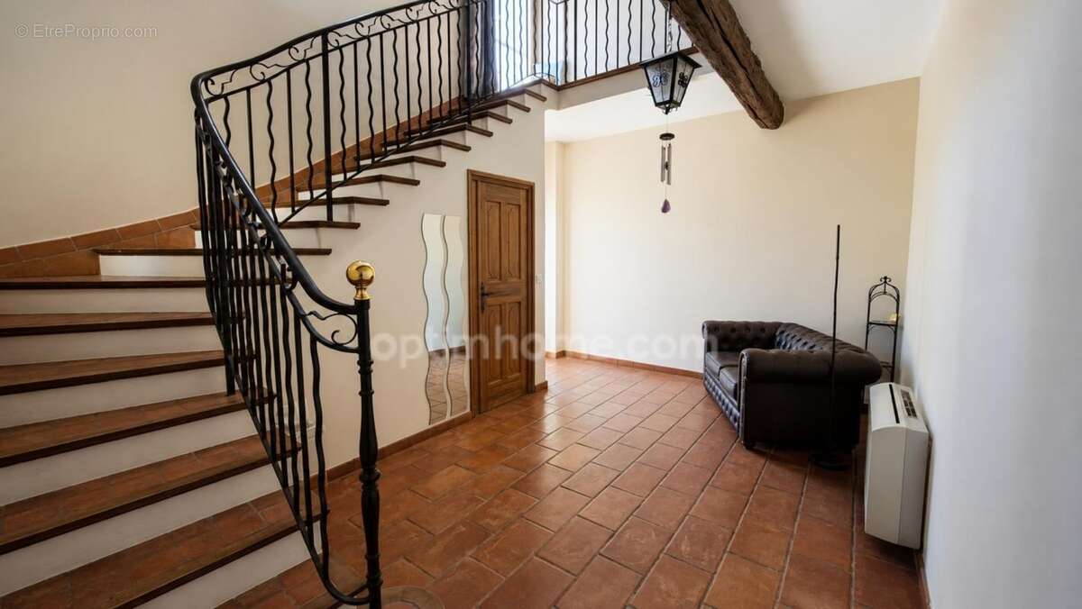 A Vendre Maison 237 m² double habitation possible et terrain arboré MEZEL (04) - photo 4