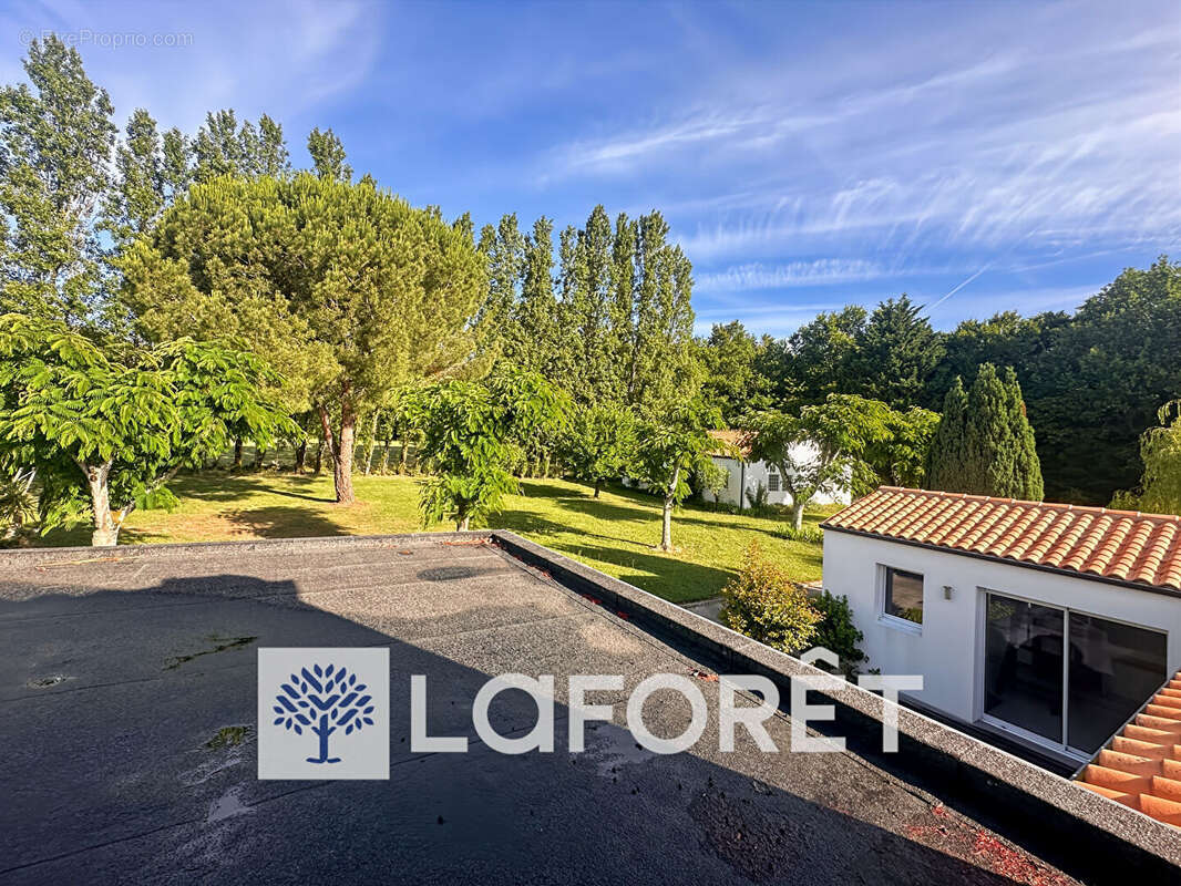 Villa d'architecte avec parc boisé, logement annexe et piscine intérieure en Charente-Maritime à 35 minutes de ROYAN (17200) et  - photo 17