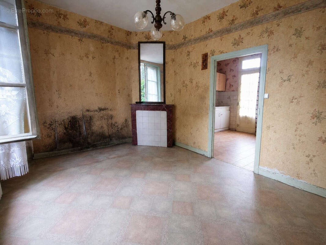 Maison 80 m² à Lussac-Les-Eglises  - photo 7