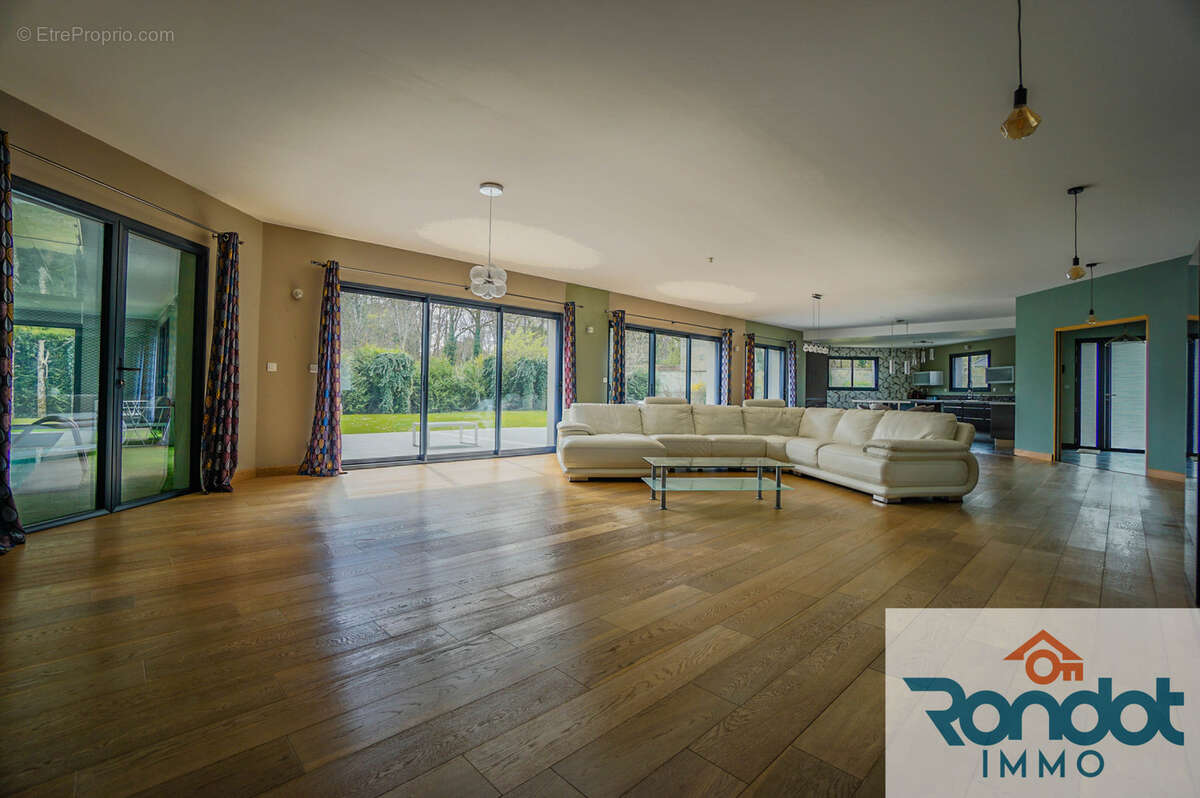 Maison 10 pièces / 6 chambres / 380 m2 / 2045 m2 terrain + piscine intérieur - photo 3