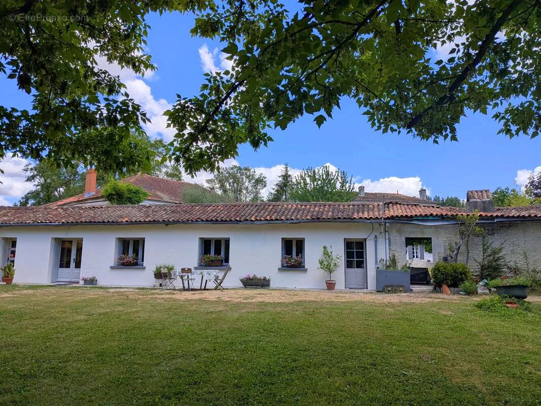 Élégante maison de maître, deux maisons d'amis et une superbe piscine ! - photo 13