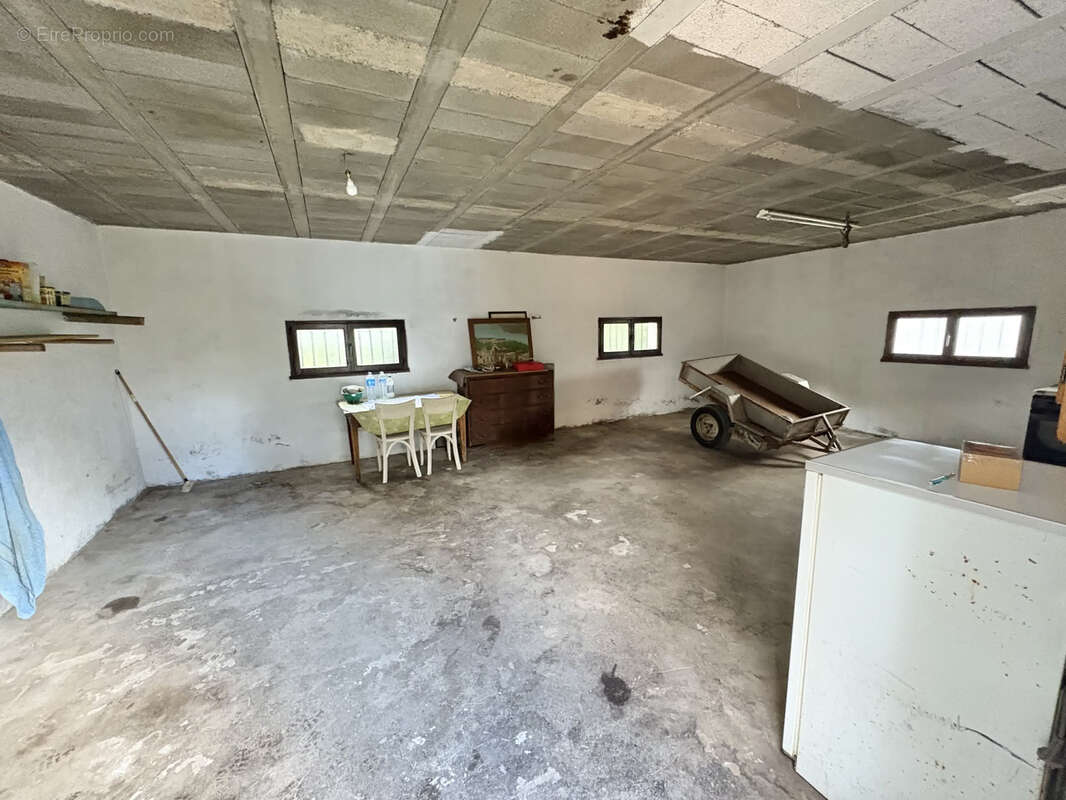 Terrain à MEOUNES-LES-MONTRIEUX