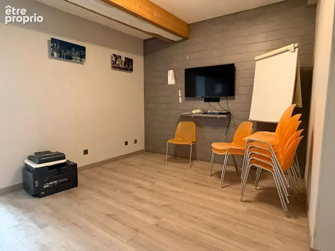 Immeuble avec local commercial et appartement de 3 pièces indépendant - photo 2