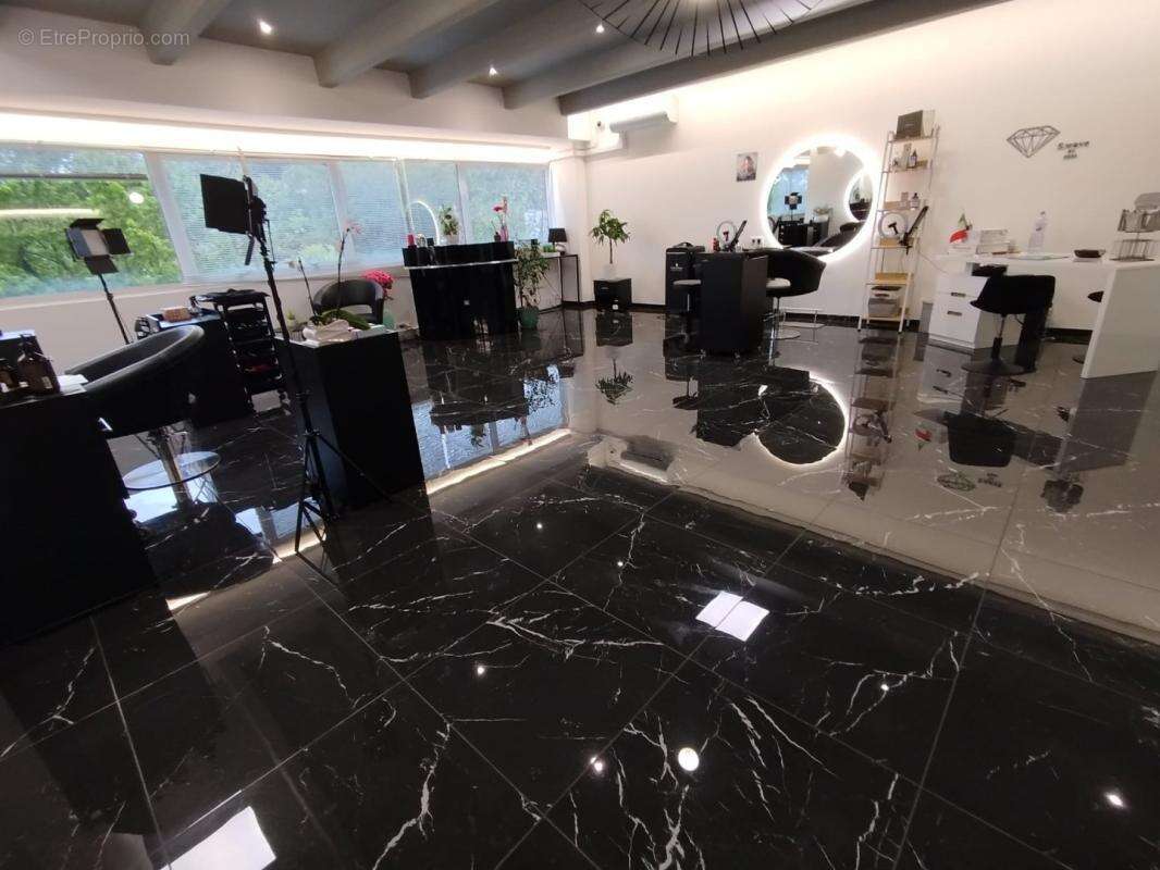 Commerce à LA GAUDE