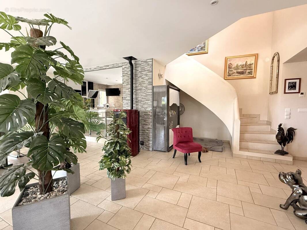 Maison élégante avec piscine, grand jardin et portail électrique – à proximité du centre de Brigueuil - photo 5