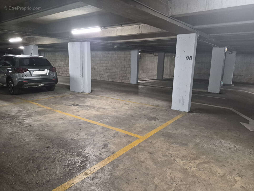 Place de parking - Idéale pour INVESTISSEMENT LOCATIF - 2 min du métro Colonel Fabien - photo 2