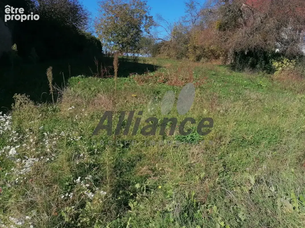 Terrain constructible de 1267m2 - photo 1