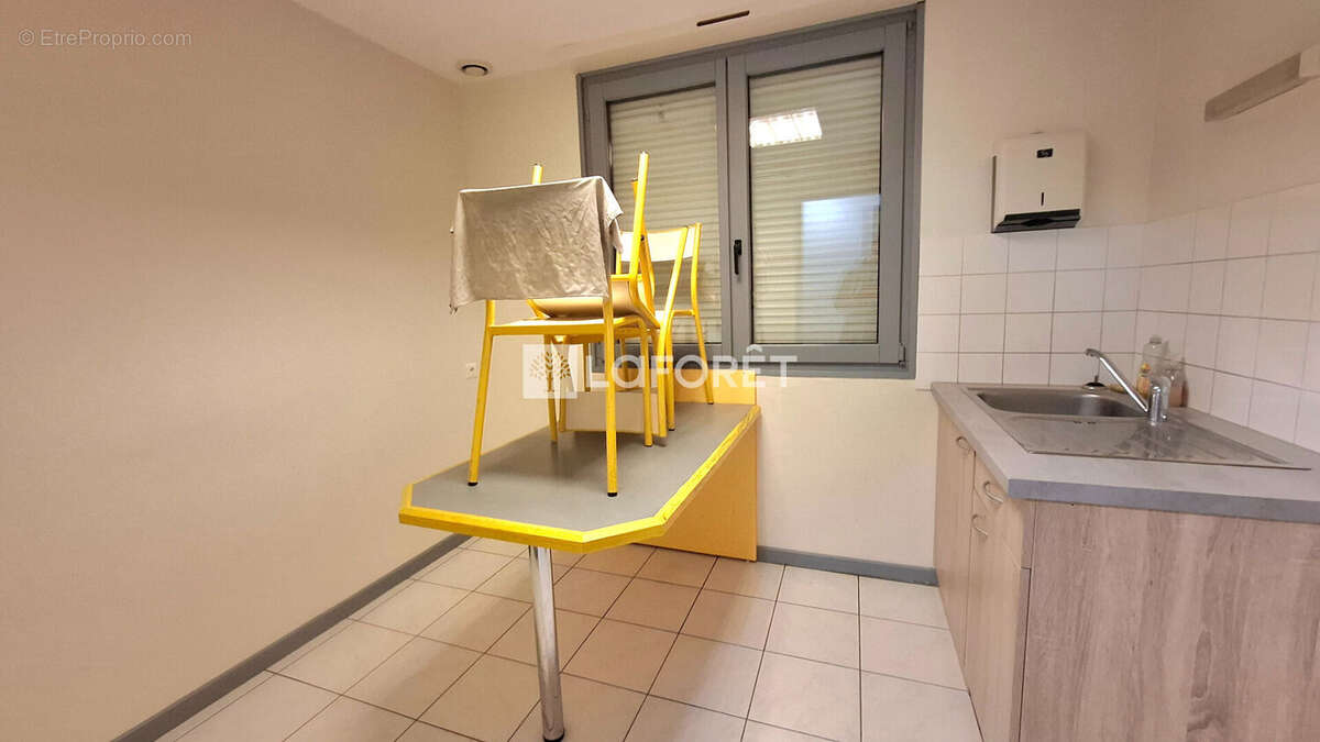 Commerce à FERRIERES