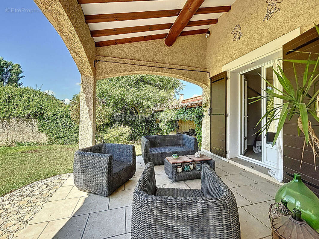 Maison à FONTVIEILLE