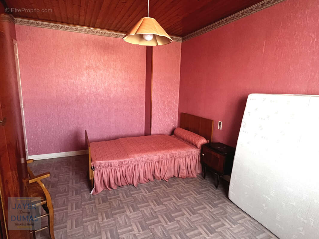 SAINT-GERMAIN-DU-PLAIN - Maison sur sous-sol avec véranda et 1 950 m2 de terrain - photo 13