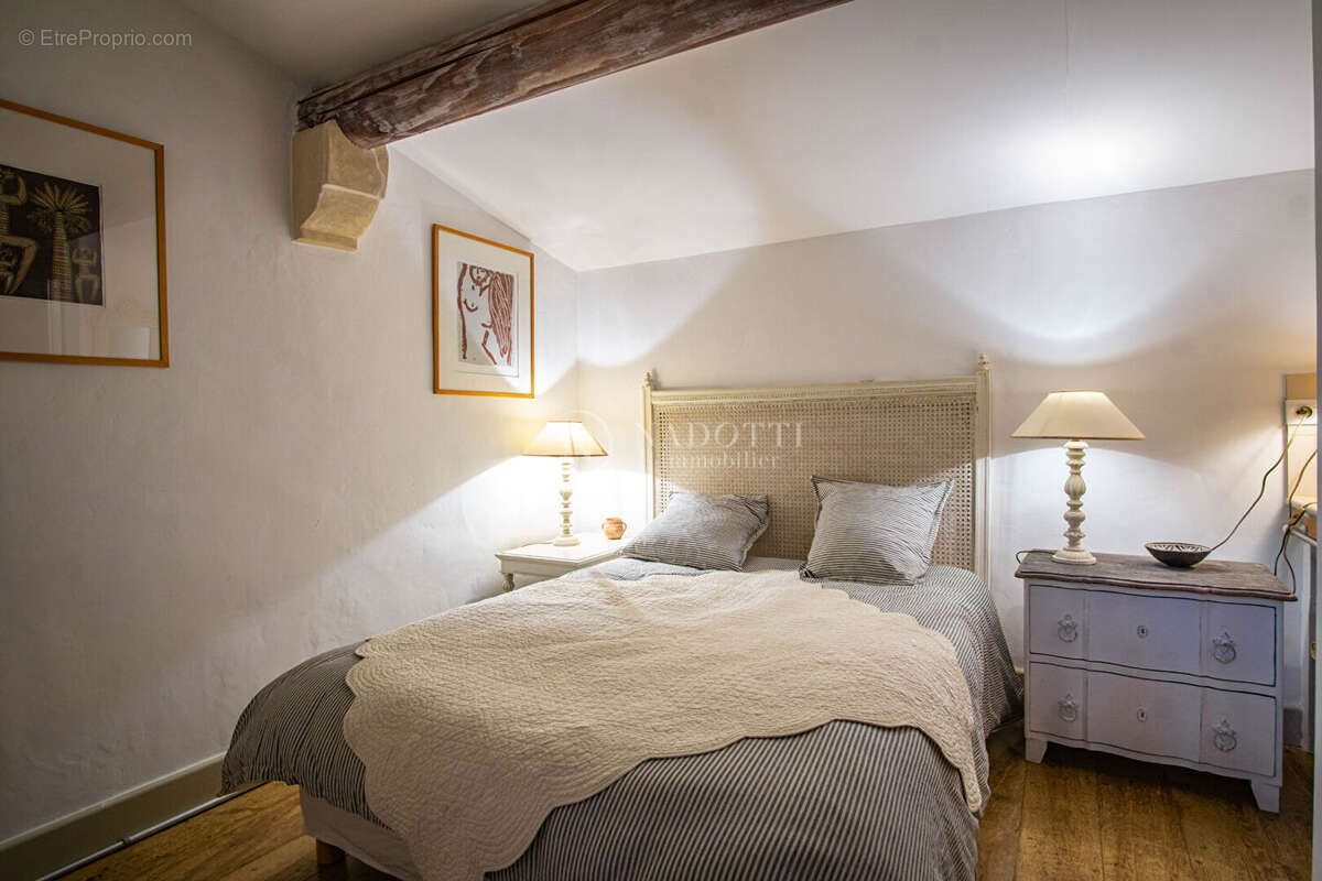 Propriété d'exception à vendre avec vue sur le château de Lagnes . - photo 14