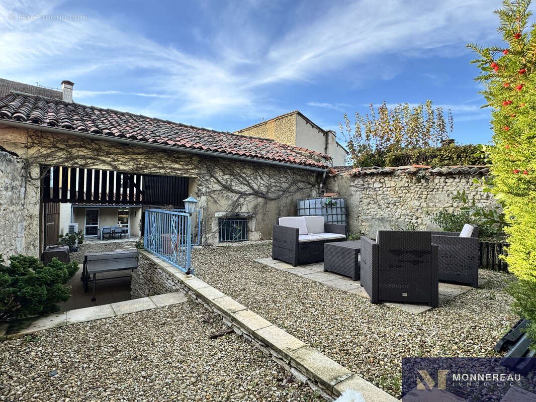 Maison à BARBEZIEUX-SAINT-HILAIRE