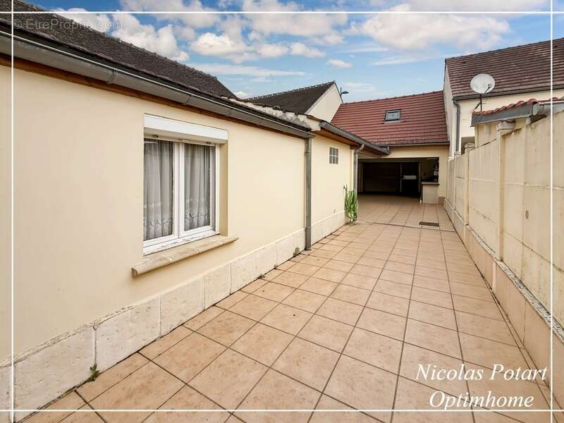 Maison de ville avec chambre au rez-de-chaussée, cour et garage - photo 9