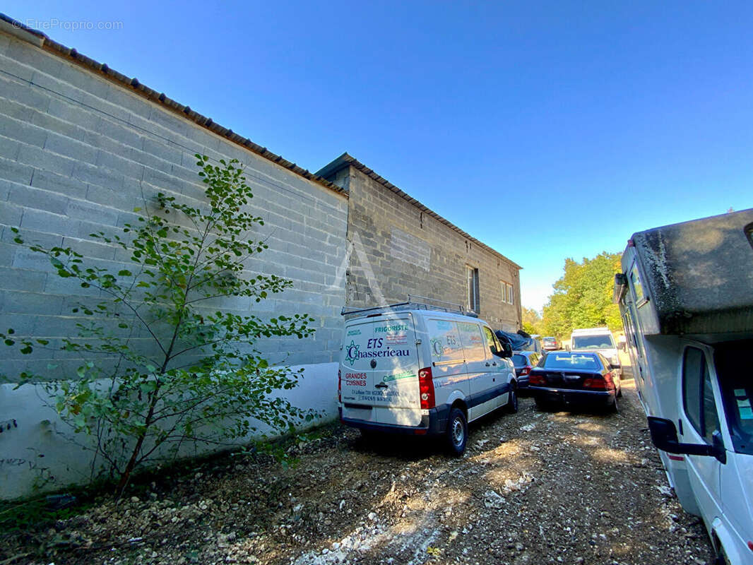 Local commercial Saintes 275 m2 - photo 10