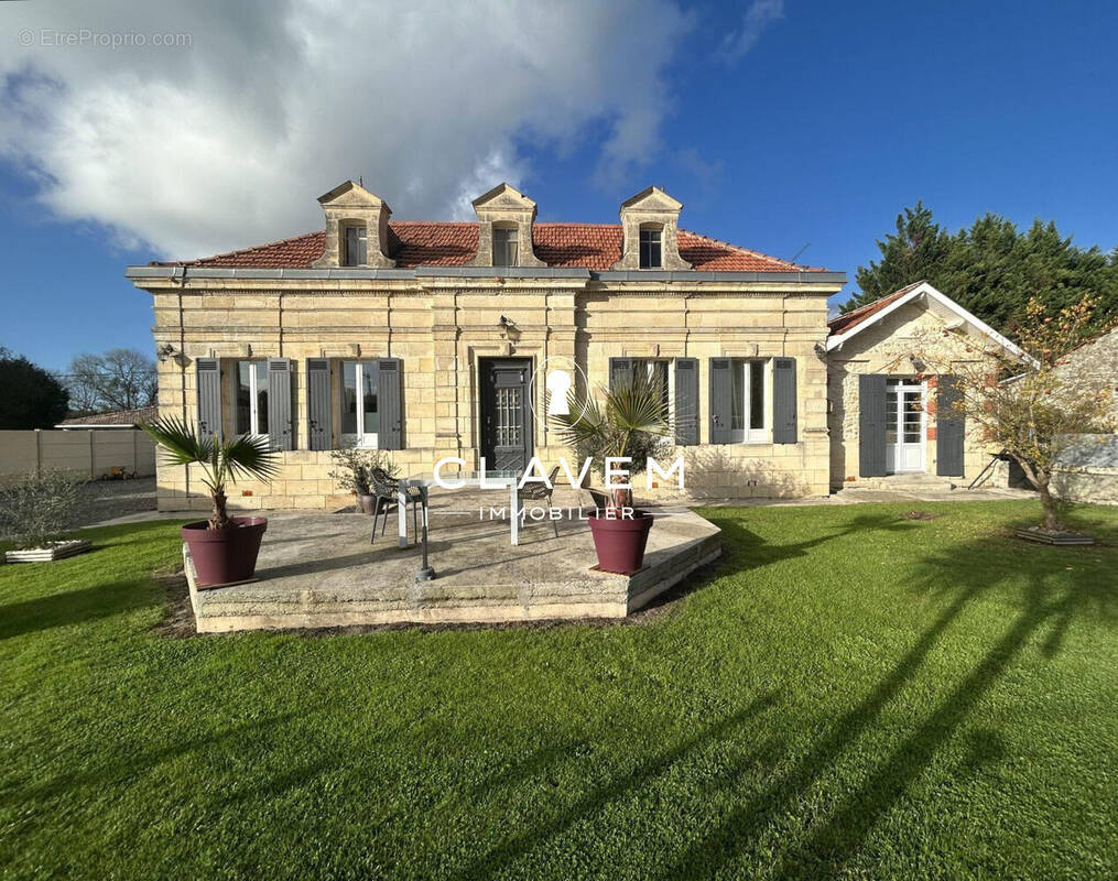 Maison à SAINT-CHRISTOLY-DE-BLAYE