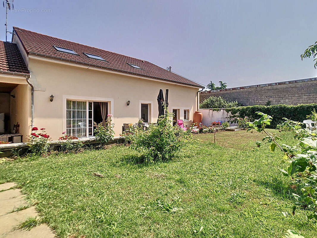 Maison à NEUFCHATEAU